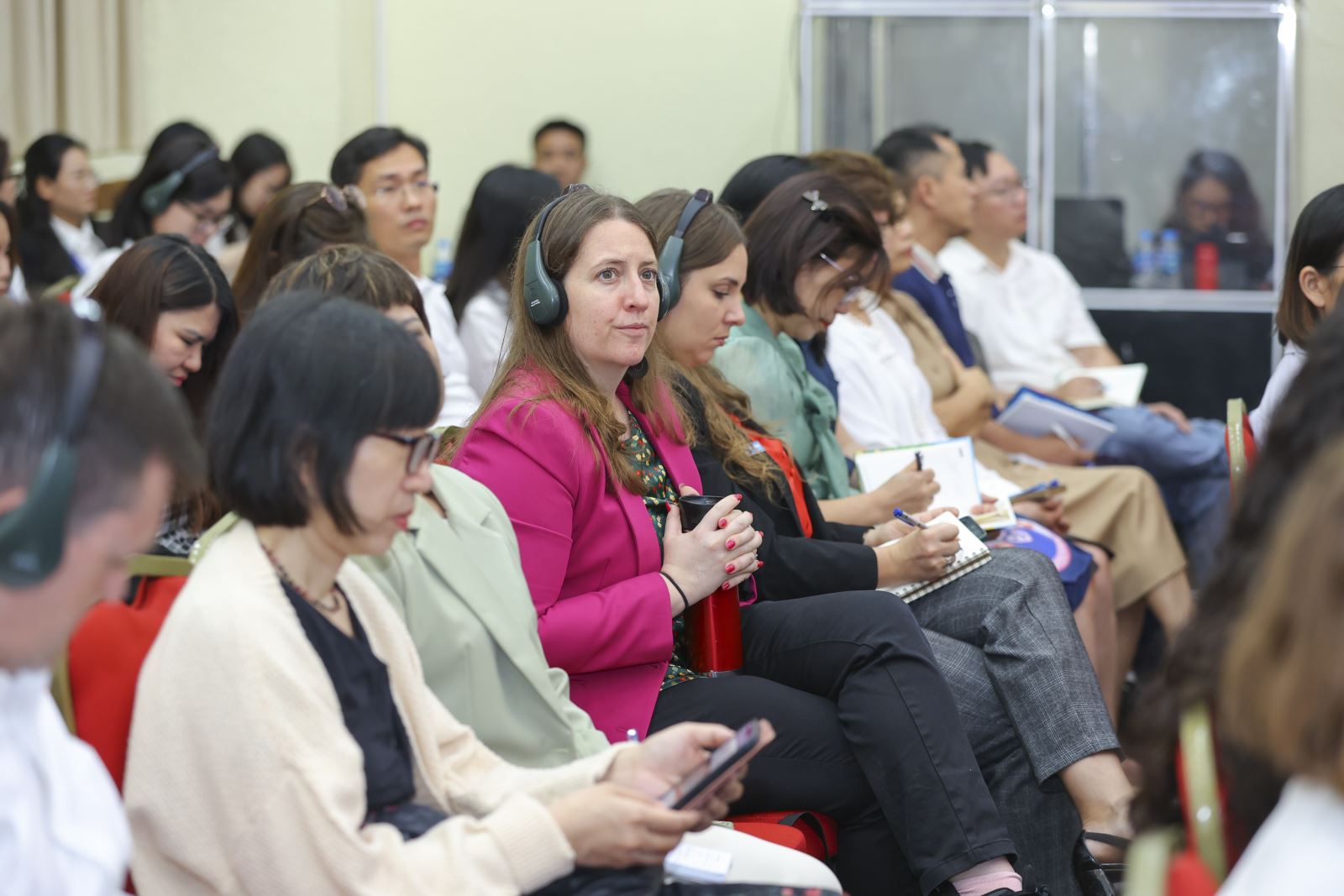 Đông đảo đại diện các tổ chức phi chính phủ nước ngoài tham dự hội nghị. (Ảnh: Đinh Hòa)