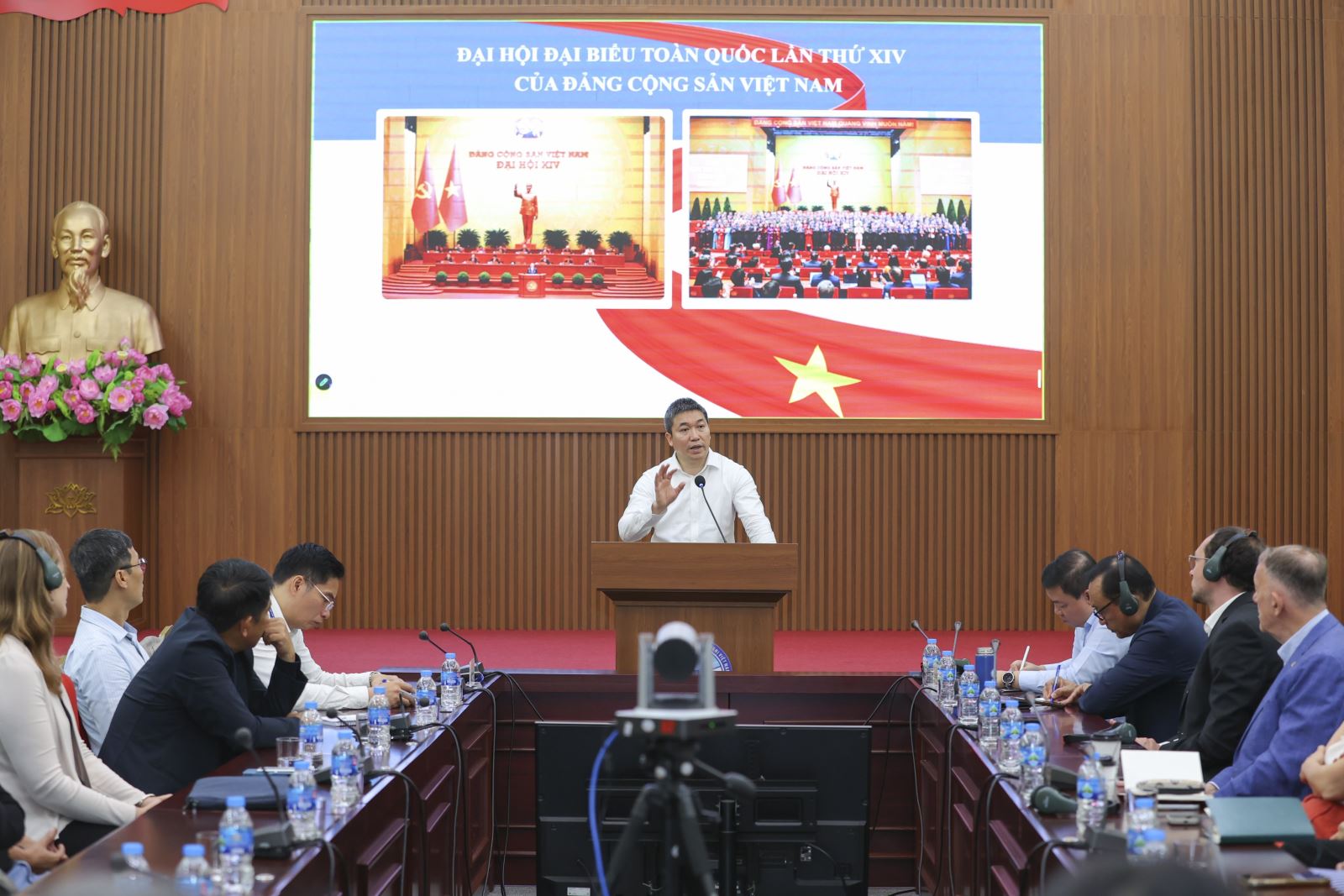 Ông Phan Anh Sơn, Chủ tịch Liên hiệp các tổ chức hữu nghị Việt Nam chia sẻ thông tin tại Hội nghị. (Ảnh: Đinh Hòa)