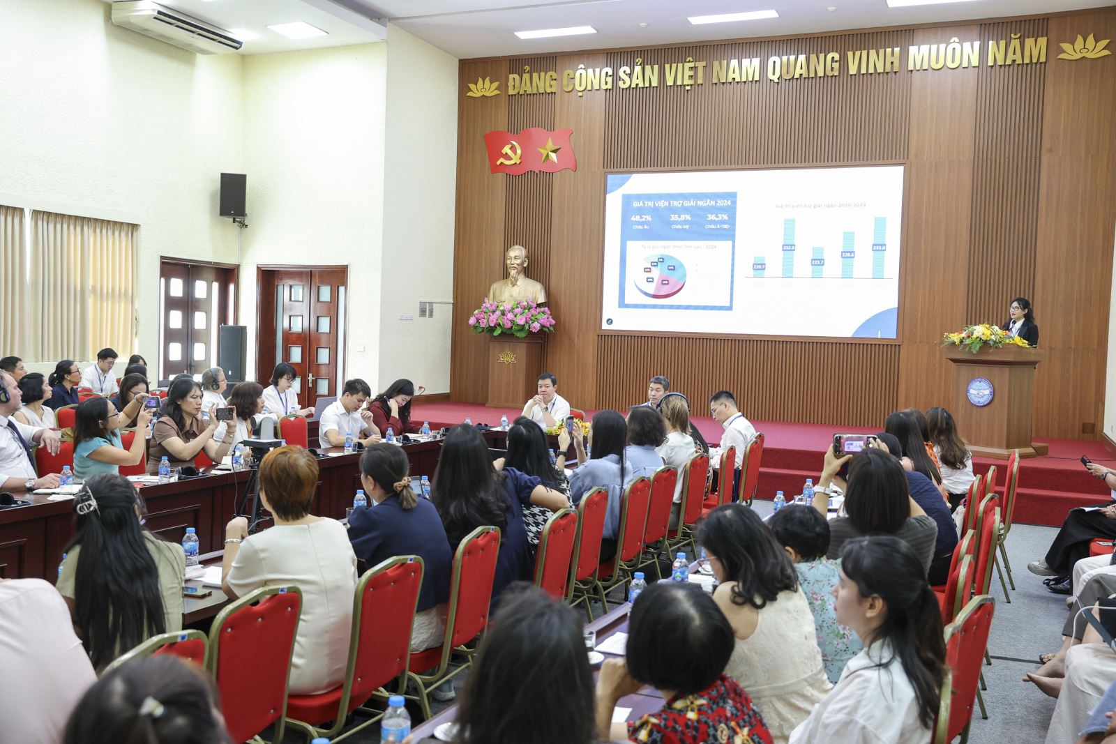 Các đại biểu nghe báo cáo tại Hội nghị. (Ảnh: Đinh Hòa)