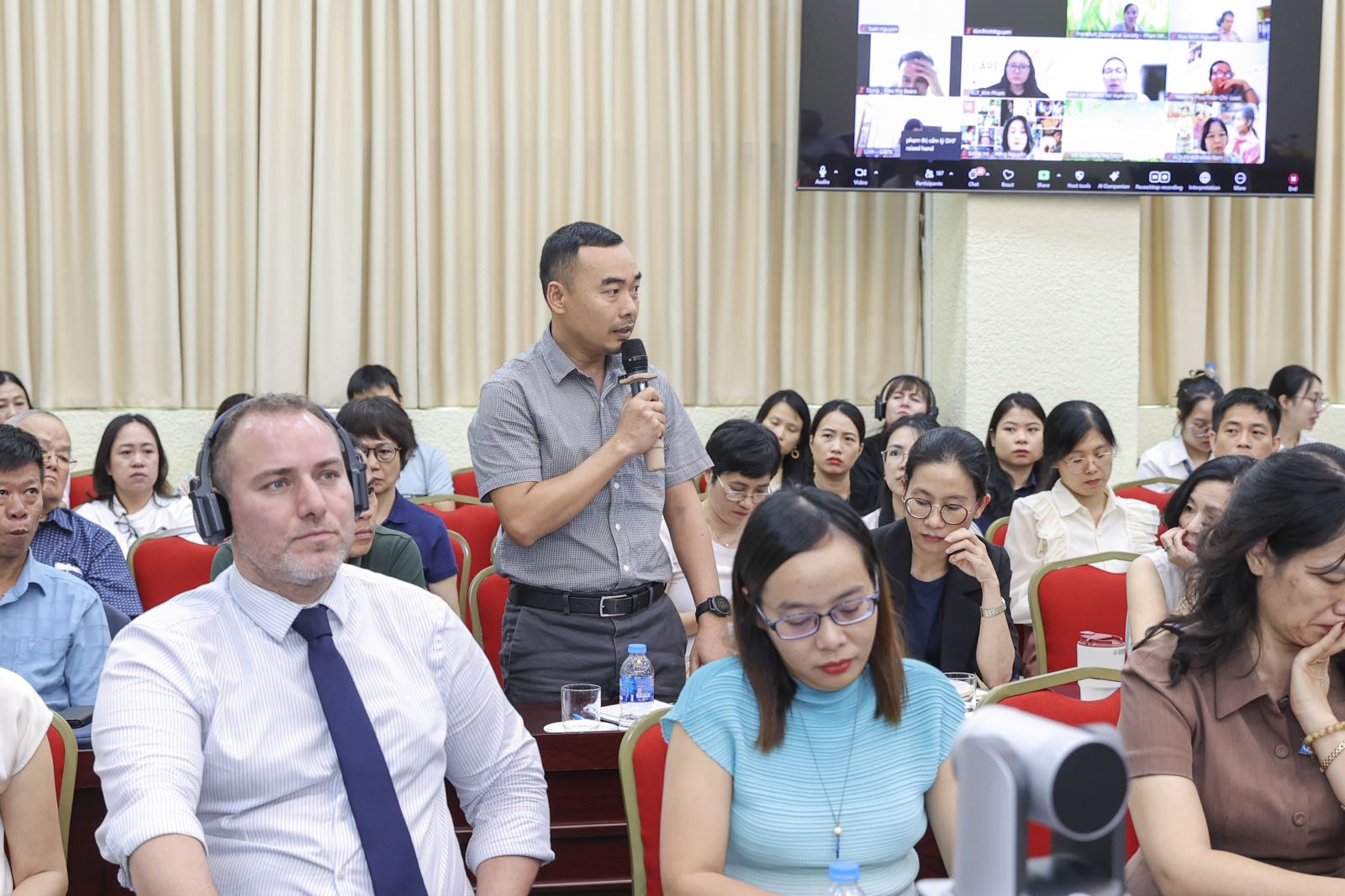 Đại diện các tổ chức phi chính phủ nước ngoài phát biểu tại Hội nghị. (Ảnh: Đinh Hòa)
