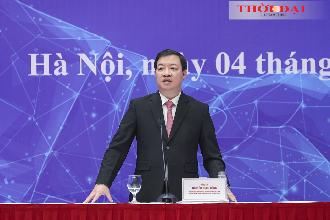 Phó Chủ tịch Liên hiệp các tổ chức hữu nghị Việt Nam, Phó Chủ nhiệm Ủy ban Công tác về các tổ chức PCPNN Nguyễn Ngọc Hùng trao đổi về định hướng hợp tác. (Ảnh: Đinh Hòa)